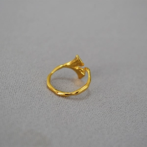 Adjustable golden ginkgo leaf open ring in vintage brass design for women
