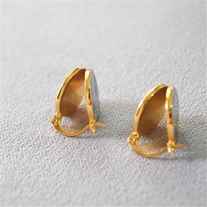 Boucles d'oreilles en laiton doré avec pendentifs disques en nacre d'abalone colorée