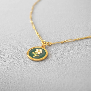 Collier doré vintage avec pendentif marguerite en émail vert, bijou floral élégant femme