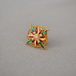 Broche soleil élégante plaquée or avec émail coloré et perle centrale raffinée