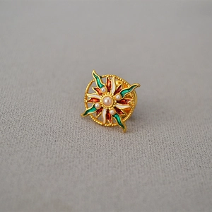 Exquise broche fleur de soleil plaquée or avec émail coloré et accents de perles