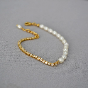 Bracelet ajustable en chaîne dorée avec perles d'eau douce et zircons étincelants