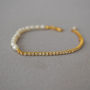 Bracelet élégant en chaîne dorée avec perles d'eau douce et zircons scintillants