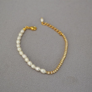 Bracelet ajustable élégant avec perles d'eau douce et chaîne en zircons scintillants