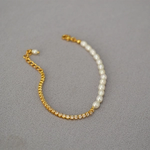 Détail du bracelet en chaîne dorée avec perles d'eau douce et oxydes de zirconium brillants