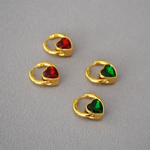 Boucles d'Oreilles Huggie Cœur en Laiton Plaqué Or Vintage Pierre en Verre Facettée Rouge Vert Minimaliste Bijoux Femme
