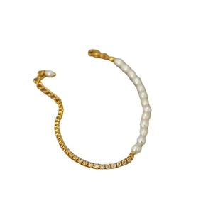 Bracelet tendance avec chaîne dorée et perles, cristaux étincelants et fermoir mousqueton réglable