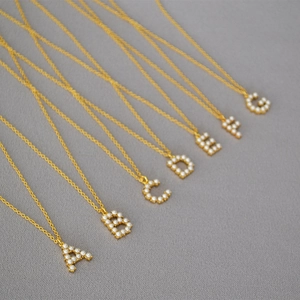 Französisch Elegante 18K Vergoldete Messing Alphabet Buchstabe Anhänger Halskette Für Damen Runde Imitationsperle Einlage Schmuck