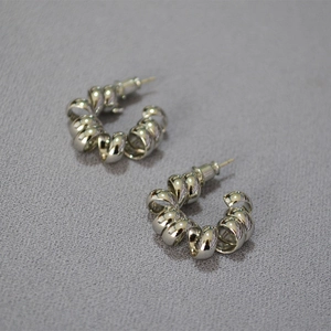 Boucles d'oreilles clous en spirale argentée en forme de C avec finition miroir poli