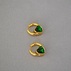 Boucles d'oreilles créoles dorées avec pendentifs cœurs en verre vert facetté