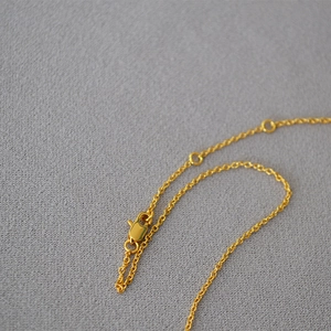 Detail der vergoldeten Karabiner-Schließe und Gliederkette einer Perlen-Halskette