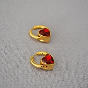 Élégantes créoles en laiton plaqué or avec pendentifs cœur en verre rouge double face