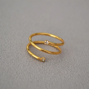 Anello a spirale minimalista placcato oro con due pietre di zircone scintillanti da donna