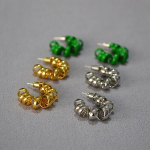 Ensemble détaillé de boucles d'oreilles spirales en finitions métal doré, argent et vert