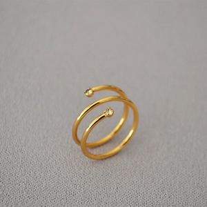 Anello a spirale minimalista in ottone placcato oro con doppi accenti di zircone