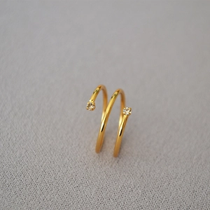 Anello a spirale placcato oro minimalista con due pietre in zircone e fascia aperta
