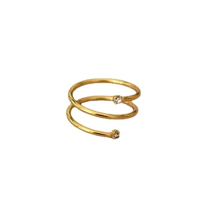 Anello a spirale dorato minimalista a doppio strato con zirconi brillanti su bianco
