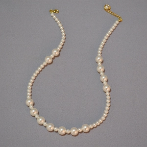 Collier élégant en perles blanches dégradées avec fermoir doré ajustable en mousqueton