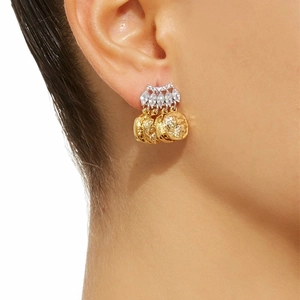 Orecchini pendenti vintage con monete d'oro e zirconi marquise su modella