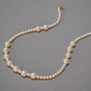Collier ras-du-cou chic de style français avec perles asymétriques et fermoir doré