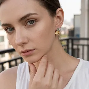 Orecchini a cerchio dorati vintage con trama a lava indossati da una modella reale