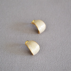 Chic gold-plated C-shaped earrings with cream enamel finish and 925 silver pins