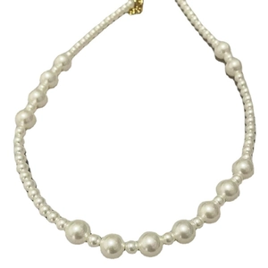 Collier de perles fantaisie style français avec perles asymétriques et fermoir doré