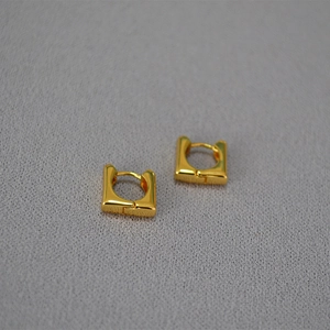 Macro de boucles d'oreilles créoles carrées dorées minimalistes au fini poli brillant