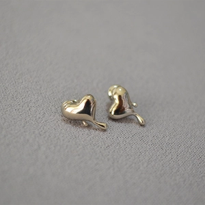 Minimalistische S925 Silber Ohrstecker in flüssiger Herzform mit Lava Metalleffekt