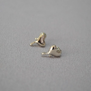 Minimalistische 925 Silber Herz Ohrstecker mit hochglanzpolierter Metalloberfläche