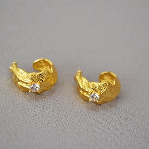 Chunky gold-plated C-shape earrings with hammered texture and sparkling center zircon