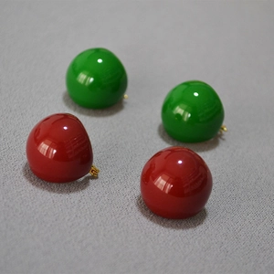 Détails de boucles d'oreilles dôme en émail brillant rouge et vert plaquées or