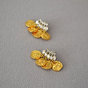 Orecchini a goccia vintage con monete d'oro, zirconi marquise e ciondoli con rilievo