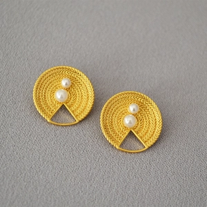 Boucles d'oreilles rondes dorées vintage avec perles et détails géométriques creux
