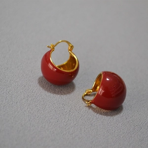 Boucles d'oreilles vintage en laiton doré avec émail rouge brillant de style français