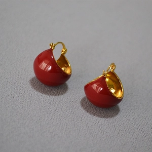 Détail de boucles d'oreilles dôme en émail rouge et laiton plaqué or au style rétro