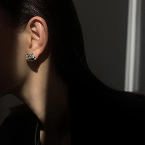 Strukturiertes Silber Lava-Stil Lange Kette Quaste Ohrringe mit asymmetrischer 925er Silbernadel
