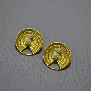 Détails de boucles d'oreilles dorées vintage avec motif spirale et perles