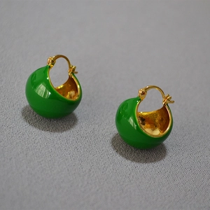 Boucles d'oreilles vintage en laiton plaqué or avec boules en émail vert vif