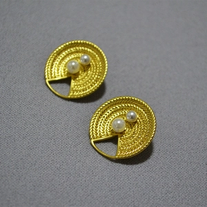 Boucles d'oreilles vintage en laiton doré avec motif circulaire et perles d'imitation