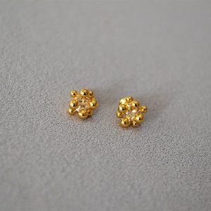 Elegant 925 silver needle stud earrings with gold clusters and a square zircon center