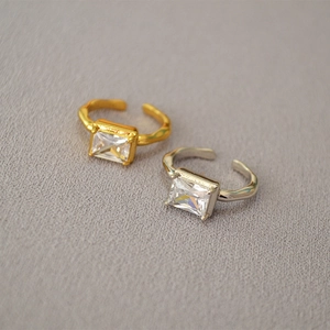 Makro-Detail von verstellbaren Ringen mit quadratischem Zirkonia in Gold und Silber