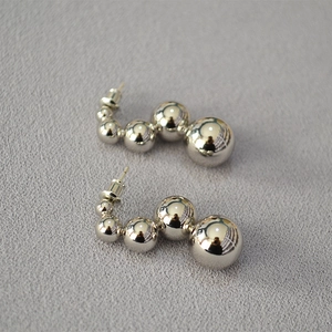 Minimalist 925 silver stud earrings featuring a hollow gradient five-sphere caterpillar design