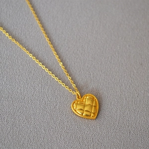 French Retro Quilted Heart Pendant Necklace For Women Vintage Gold Plated Copper Lattice Pattern Chain Jewelry