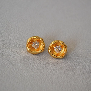 Orecchini a perno a cuore placcati in oro con trama lava e pietre in zircone