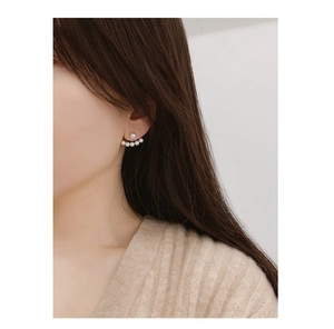 Detailed view of elegant 925 silver ear jacket with cream pearls in a half-moon shape