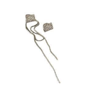 Schicke 925 Silber Asymmetrische Ohrringe mit Hammerschlag-Textur und langen Kettchen