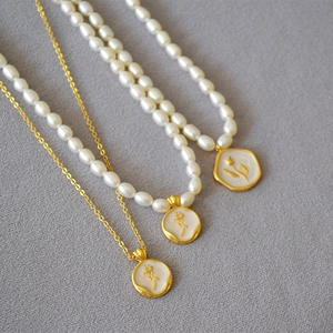 French Vintage Freshwater Pearl Necklace For Women Alloy Rose Flower Enamel Coin Pendant Elegant Clavicle Chain Jewelry