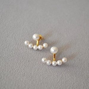 Elegant 925 silver needle earrings with suspended pearls in a gold fan-shaped arc