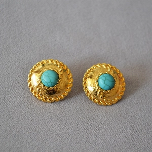 Retro turquoise and gold disc stud earrings with vintage french palace engraving design
